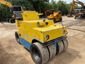 รถบดซาไก ล้อยาง 4 ตัน  สภาพคล่องตัว 