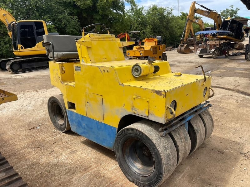 รถบดซาไก ล้อยาง 4 ตัน  สภาพคล่องตัว 