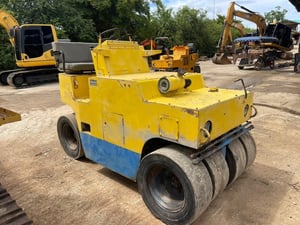 รถบดซาไก ล้อยาง 4 ตัน  สภาพคล่องตัว 