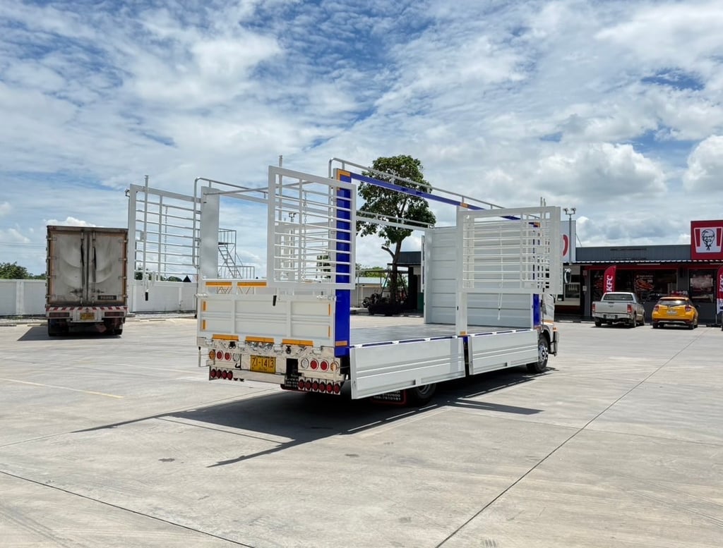 6ล้อ HINO NEW FC9J 210 เเรง กะบะเหล็ก พร้อมคอก ยาวใน 6.56 เมตร