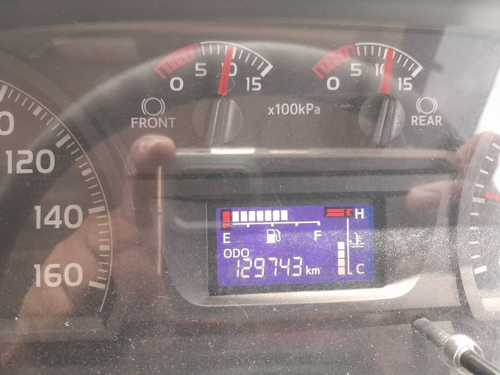 6ล้อตู้แห้ง HINO FG8J 240 แรง ตู้ 10 บาน
