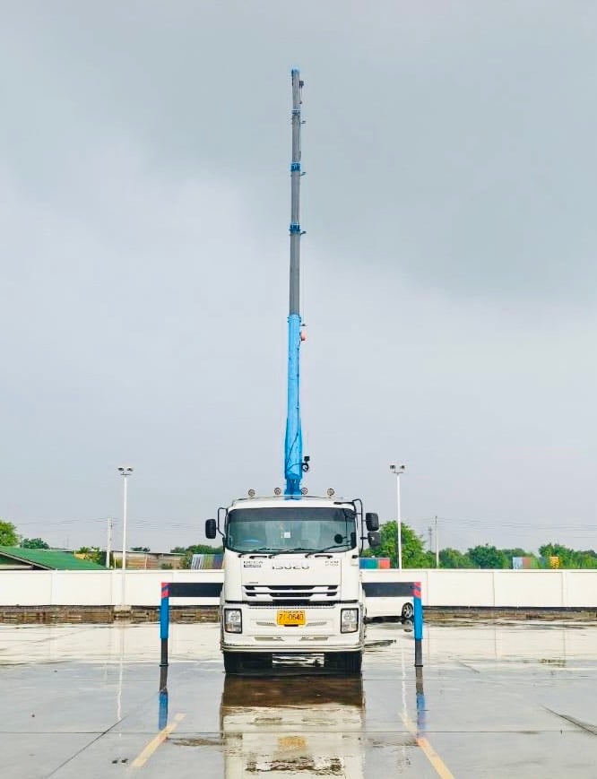 10 ล้อติดเครน ISUZU FVM 240 แรง คลัซซีMT ขนาด 6 ตัน