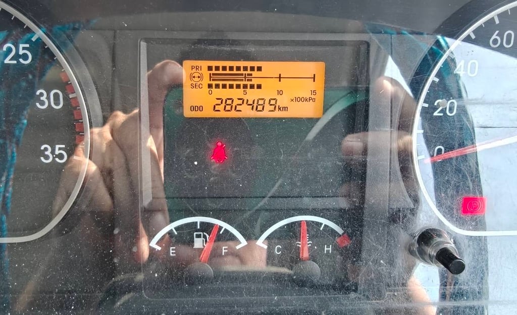 ISUZU  FTR 240 MT ตู้แห้งตู้ 10 บาน  ยาวใน 7.55 เมตร