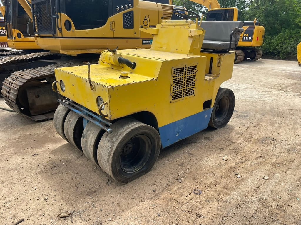 รถบดซาไก ล้อยาง 4 ตัน สภาพสวย คล่องตัว