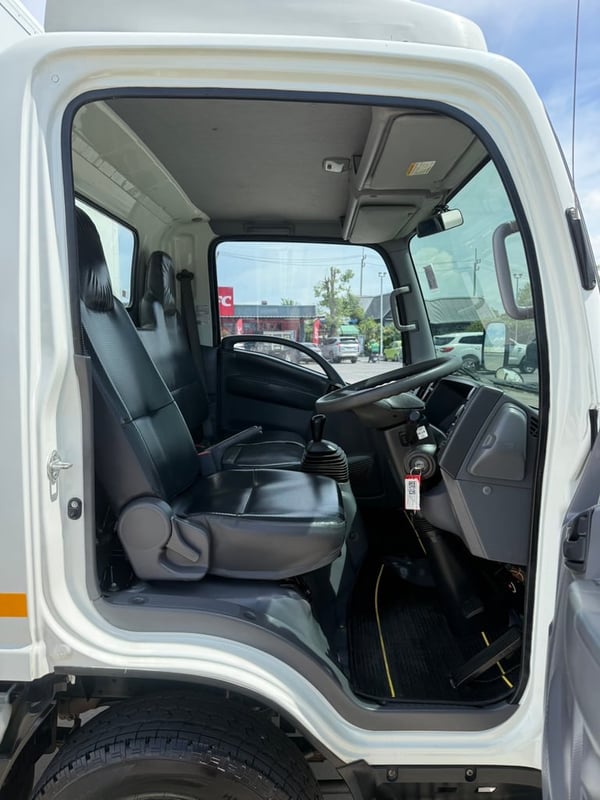 ISUZU NLR 130 ตู้เเห้ง 2 บาน ISUZU NLR 130 ตู้เเห้ง 2 บาน