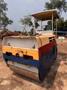รถบด 4 ตัน Sakai tv40h  พร้อมใช้