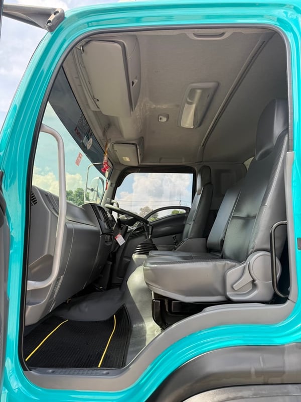 ISUZU FVM 240 ปี 2566 คลัซซี MT ติดเครน 5 ตัน