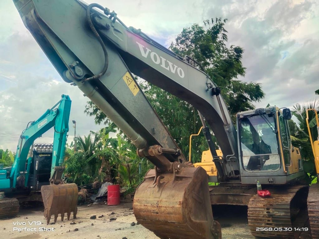 VOLVO EC210D ไมล์ ช.ม 93xx เครื่องปั้มดี ตัวเดินไม่ดัง VOLVO EC210D ไมล์ ช.ม 93xx เครื่องปั้มดี ตัวเดินไม่ดัง