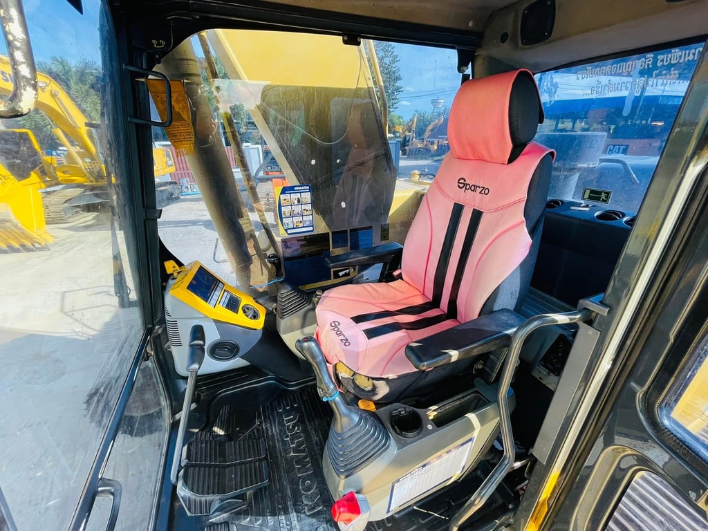 Komatsu PC200LC-8MO บูมยาว18 เมตร เล่มทะเบียน จอเหลือง Komatsu PC200LC-8MO บูมยาว18 เมตร เล่มทะเบียน จอเหลือง