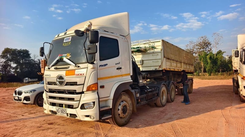 HINO วิคเตอร์ 380 หัวลากพร้อมหาง เซมิดั้มพ์หินทราย