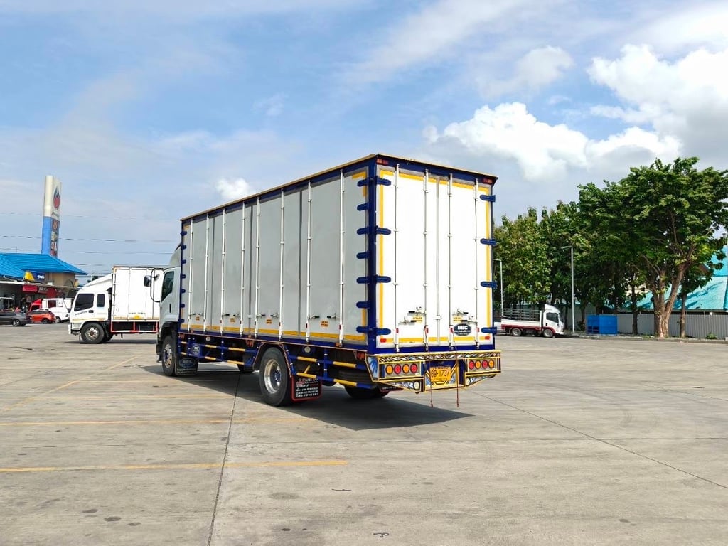 ISUZU  FTR 240 MT ตู้แห้งตู้ 10 บาน  ยาวใน 7.55 เมตร