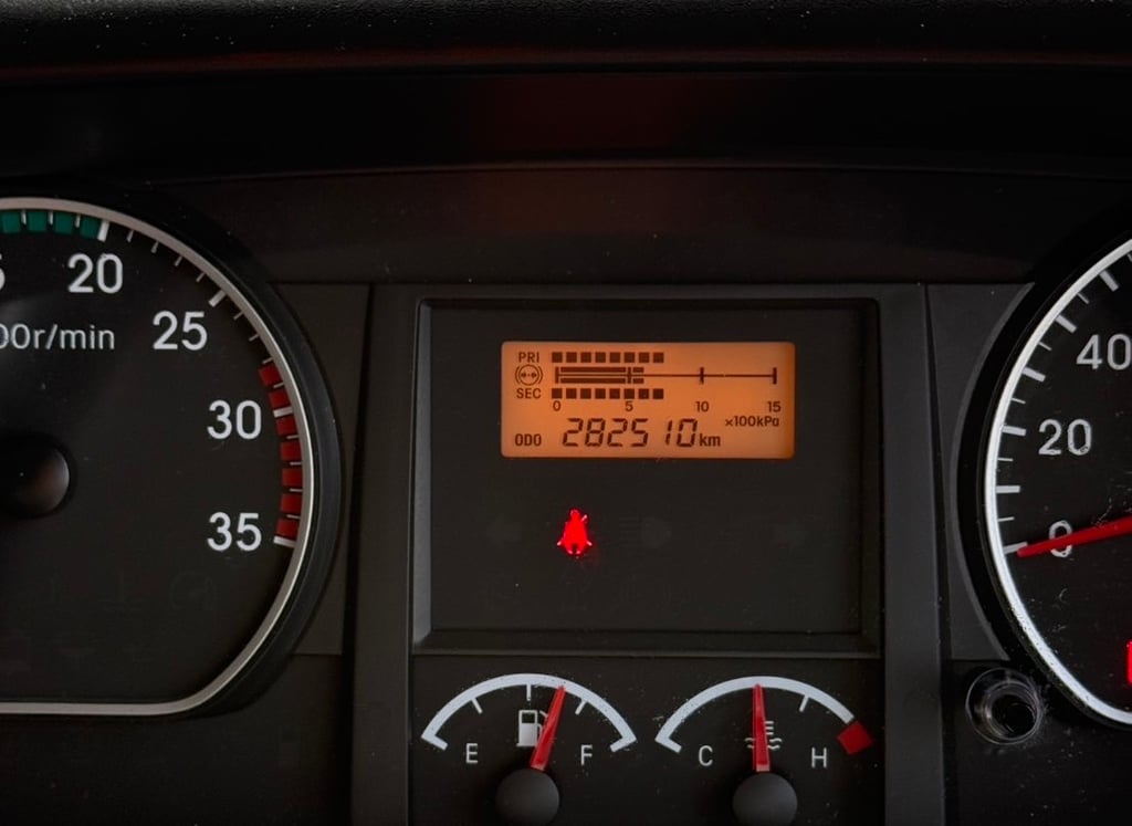 ISUZU  FTR 240 MT ตู้แห้งตู้ 10 บาน  ยาวใน 7.55 เมตร