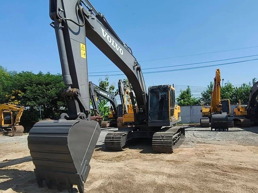 ไมล์ ชม 18❗️Ec200D เป็นรถโชว์ที่ศูนย์  ยังไม่ได้เคยใช้งาน