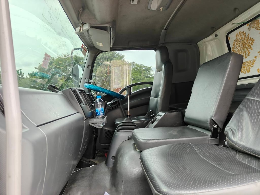 6 ล้อตู้แห้ง ISUZU  FTR 240 MT ไมล์ 282,427 กิโล ตู้ 10 บาน