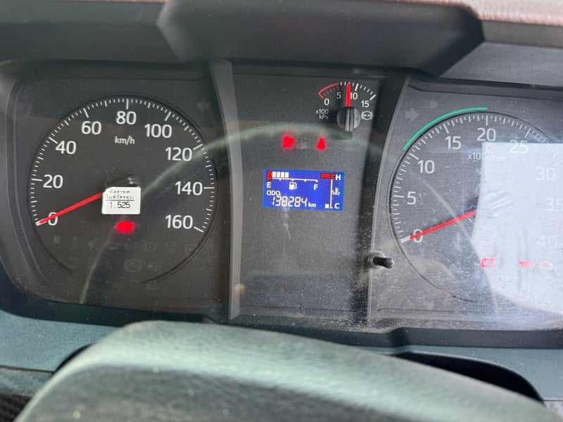 HINO 175 แรง 6 ล้อติดเครน 3 ตัน