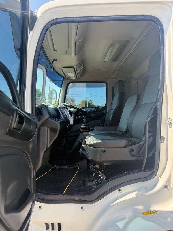 HINO FL8J 260 ปี 2566 ไมล์ 114,526.กิโล ติดเครน 5 ตัน HINO FL8J 260 ปี 2566 ไมล์ 114,526.กิโล ติดเครน 5 ตัน