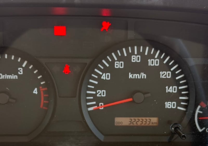 ISUZU  NLR 130 ตู้แห้ง 2 บานท้าย