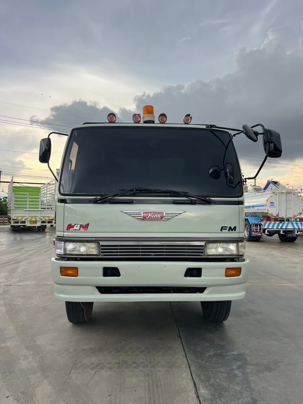 HINO FM1M 220 สองเพลา ท้ายลาด บรรทุกน้ำ  แท็งค์ใหม่
