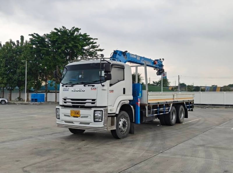 10 ล้อติดเครน ISUZU FVM 240 แรง คลัซซีMT ขนาด 6 ตัน