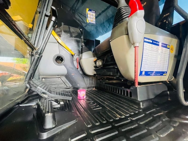 PC200-8MO จอเหลือง กล้องหลัง