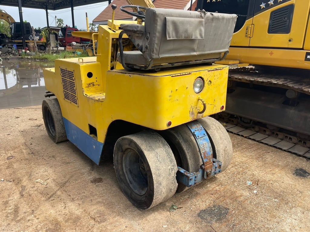 รถบดซาไก ล้อยาง 4 ตัน สภาพสวย คล่องตัว
