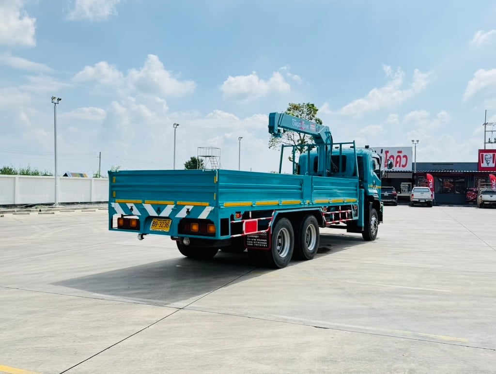 ISUZU FVM 240 ปี 2566 คลัซซี MT ติดเครน  5 ตัน