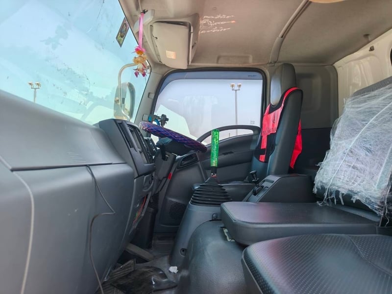 ISUZU FTR 240 MT ตู้แห้ง 10 บาน ISUZU FTR 240 MT ตู้แห้ง 10 บาน