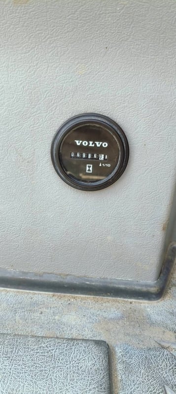 VOLVO EC210 D ไมล์ ช.ม 6,900 แอร์เย็นๆ VOLVO EC210 D ไมล์ ช.ม 6,900 แอร์เย็นๆ