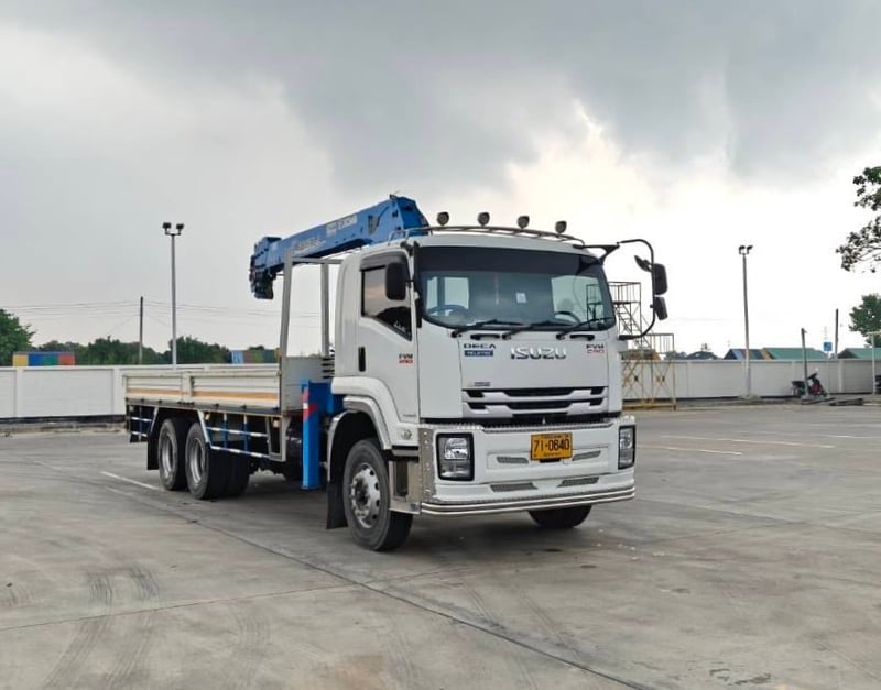 10 ล้อติดเครน ISUZU FVM 240 แรง คลัซซีMT ขนาด 6 ตัน