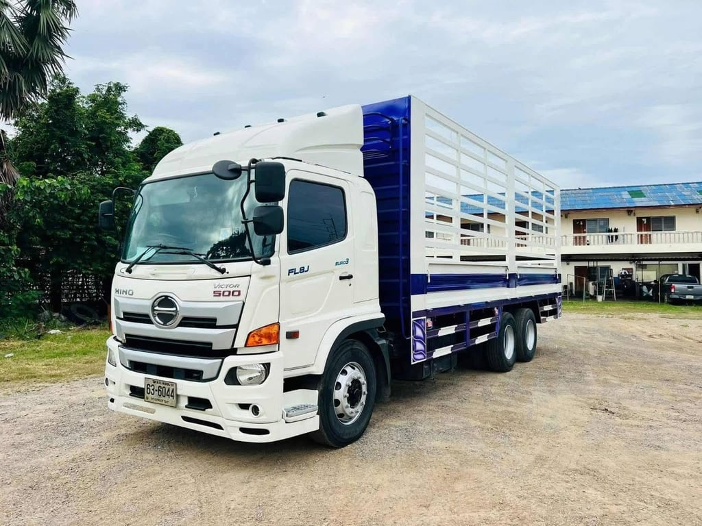HINO FL8J 260 แรง เพลาเดียว ยาว 7.70 ม กว้าง 2.42 ม ปี 2560 HINO FL8J 260 แรง เพลาเดียว ยาว 7.70 ม กว้าง 2.42 ม ปี 2560