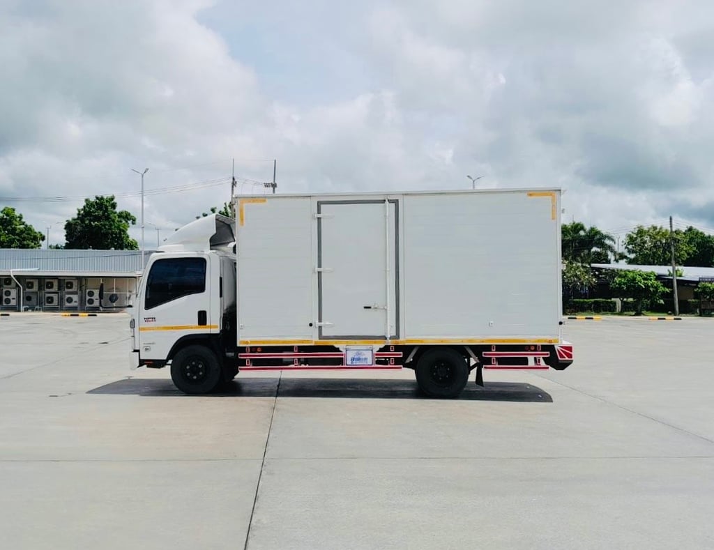 ขายด่วน ( เฉพาะตู้ ) ตู้แห้ง 3 บาน  ยาว 5 เมตร ใส่ NPR 150 มา