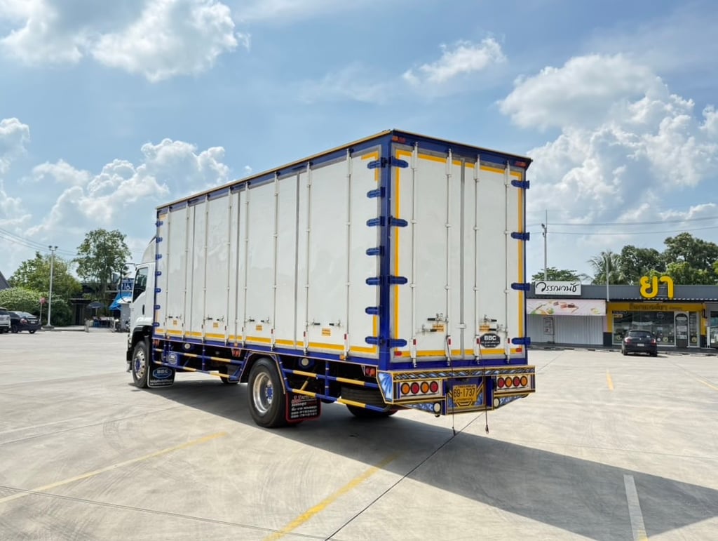 ISUZU  FTR 240 MT ตู้แห้งตู้ 10 บาน  ยาวใน 7.55 เมตร