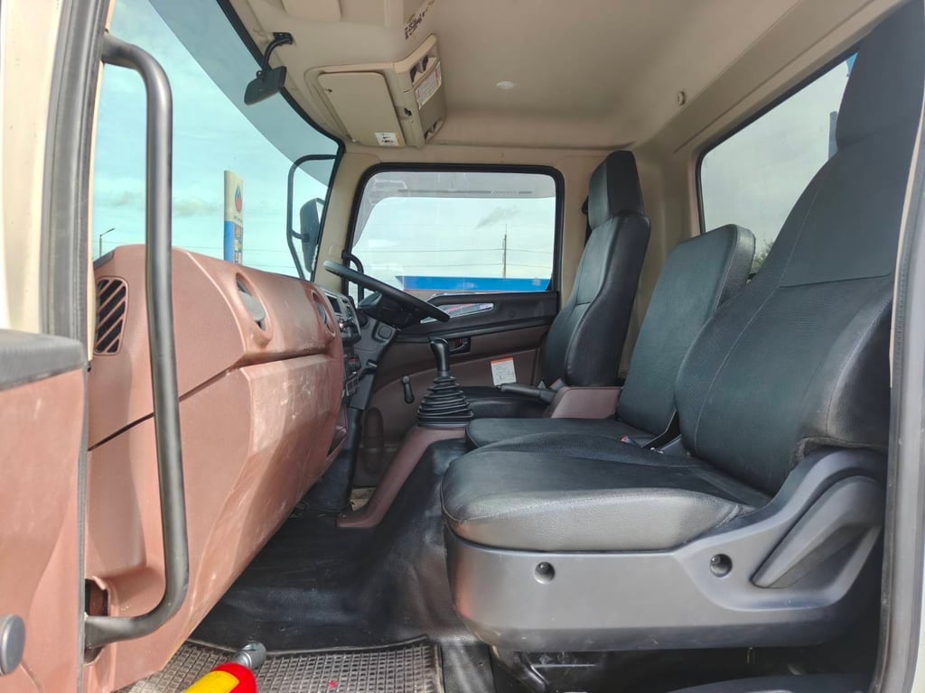 HINO NEW FC9J 210 แรง ติดเครน 3 ตัน  ขาสลับ 4 ปลอก กะบะ 6.50 เมตร ไมล์ 44,308 กิโล ปี 2567