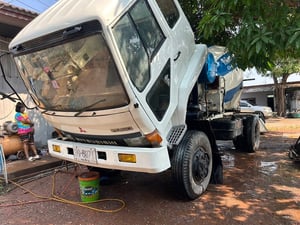 รถ 6 ล้อ Mitsubishi โม่ปูน 4 คิว