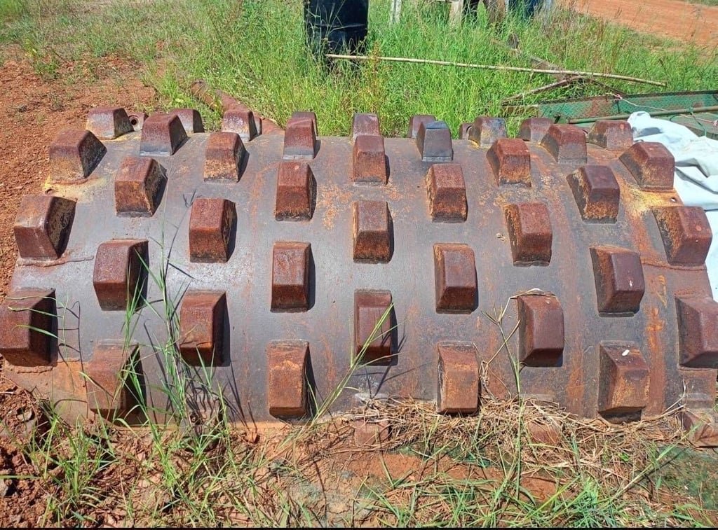 ขายเปือกหนาม ถอดจาก รุ่น 213D-3 BOMAG  สามชิ้น เส้นผ่าสูนกลาง 1.50cm 
