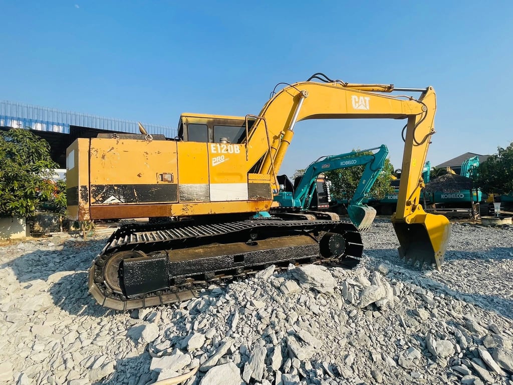 CAT E120B เก่าเก็บ เคื่องปั้มแห้ง แอรเย็น