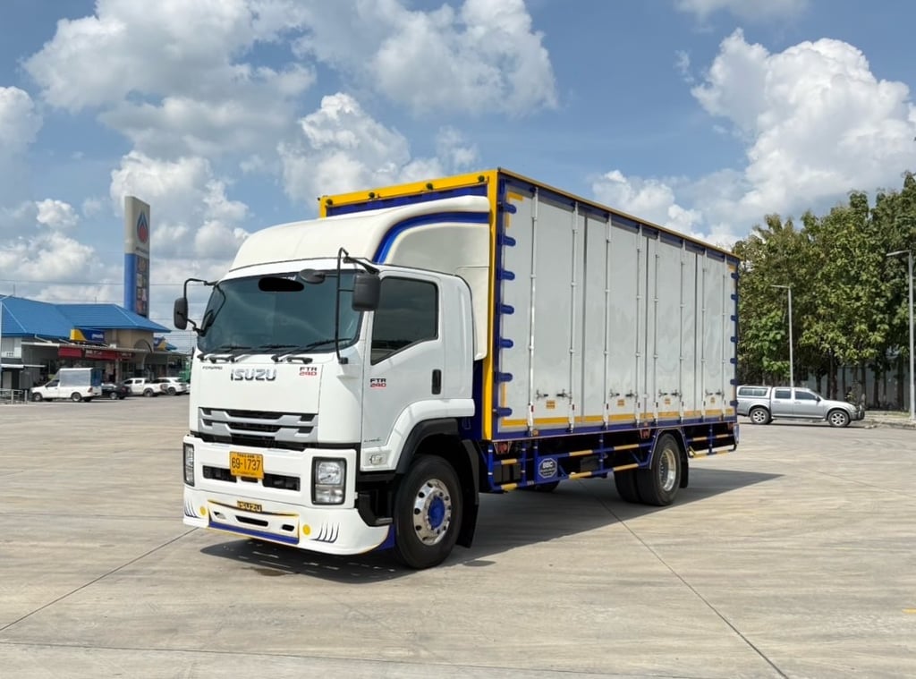 ISUZU  FTR 240 MT ตู้แห้งตู้ 10 บาน  ยาวใน 7.55 เมตร