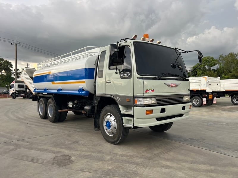 HINO FM1M 220 สองเพลา ท้ายลาด บรรทุกน้ำ  แท็งค์ใหม่