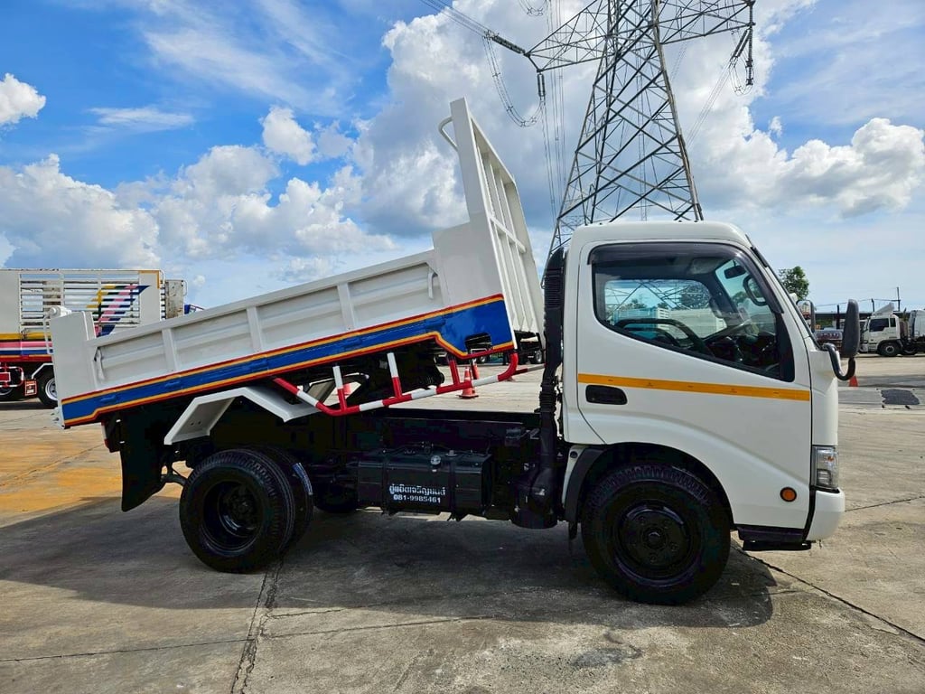 HINO XZU 150แรงม้า รถบรรทุก 6ล้อ ดั้มพ์ ปี2023 เลขไมล์น้อยกว่า 100,000 กม. HINO XZU 150แรงม้า รถบรรทุก 6ล้อ ดั้มพ์ ปี2023 เลขไมล์น้อยกว่า 100,000 กม.