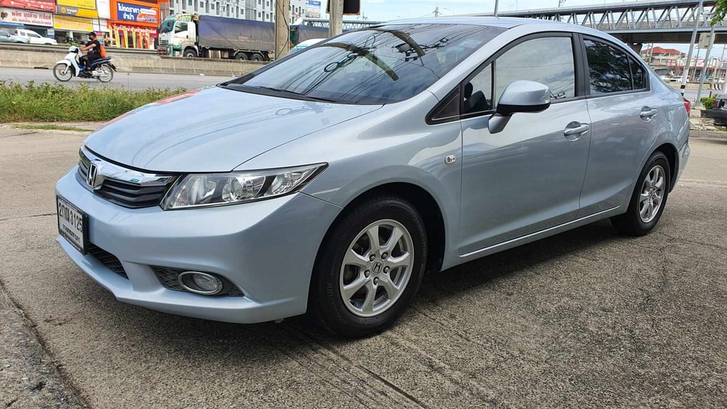 2013 Honda Civic FB 1.8 s -AT สี Frost White Metallic 2013 Honda Civic FB 1.8 s -AT สี Frost White Metallic