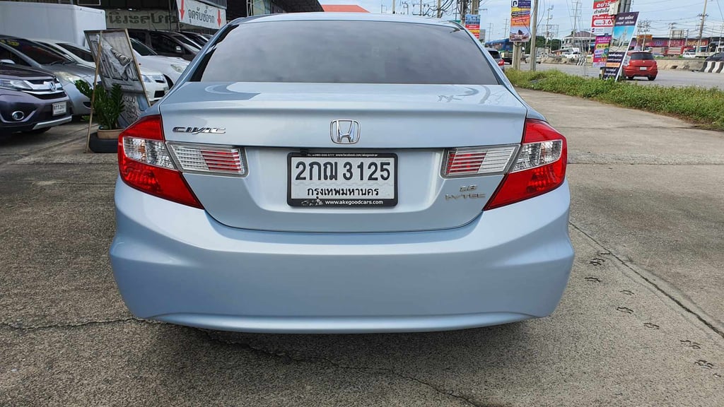 2013 Honda Civic FB 1.8 s -AT สี Frost White Metallic 2013 Honda Civic FB 1.8 s -AT สี Frost White Metallic