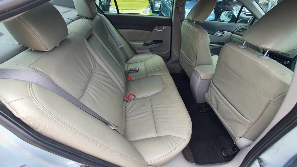 2013 Honda Civic FB 1.8 s -AT สี Frost White Metallic 2013 Honda Civic FB 1.8 s -AT สี Frost White Metallic