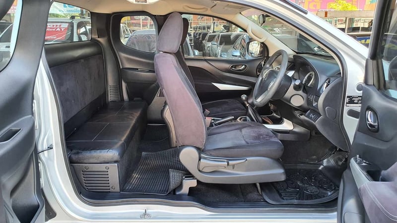 2015 Nissan Navara NP300 KingCab 2.5 V  -MT 