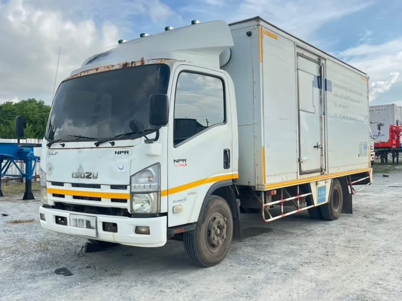 ISUZU NPR 150แรงม้า รถบรรทุก 6ล้อ ตู้แห้ง ปี2013