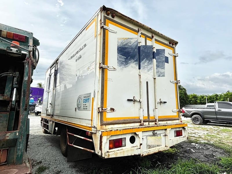 ISUZU NPR 150แรงม้า รถบรรทุก 6ล้อ ตู้แห้ง ปี2013
