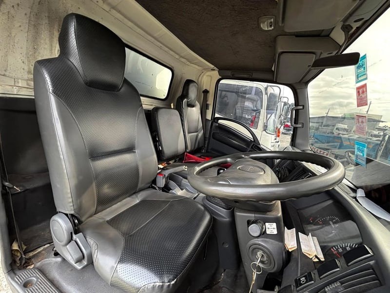 ISUZU NPR 150แรงม้า รถบรรทุก 6ล้อ ตู้แห้ง ปี2013