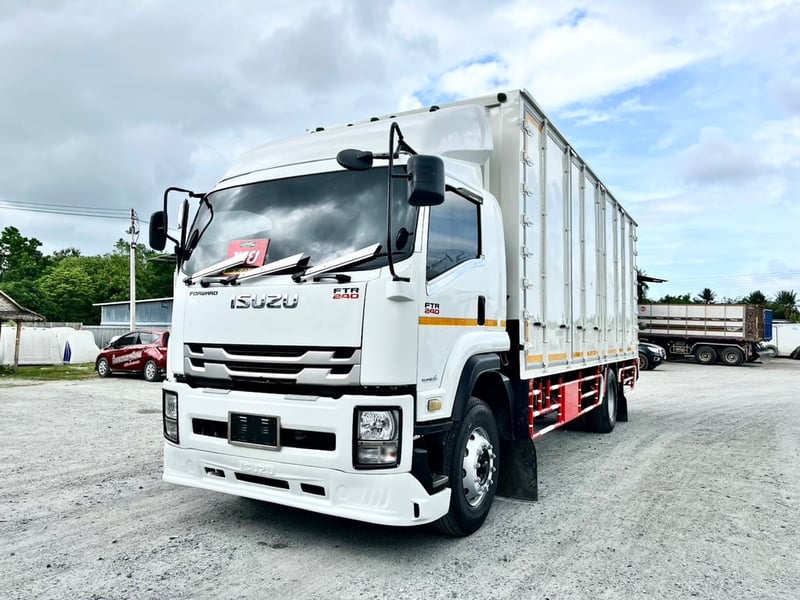 ISUZU FTR 240แรงม้า รถบรรทุก 6ล้อ ตู้แห้ง ปี2018