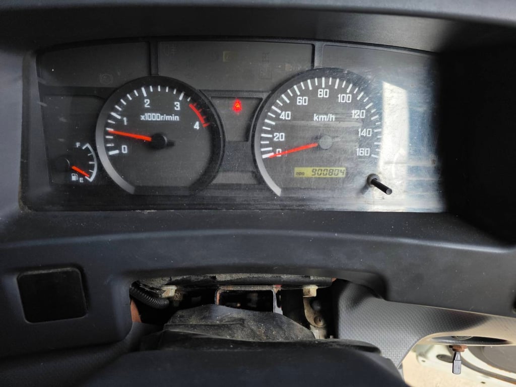 ISUZU NQR 175 แรงม้า รถบรรทุก 6 ล้อ ตู้แห้ง ปี 2013