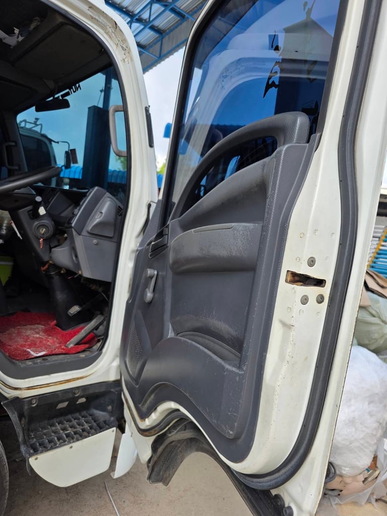 ISUZU NQR 175 แรงม้า รถบรรทุก 6 ล้อ ตู้แห้ง ปี 2013