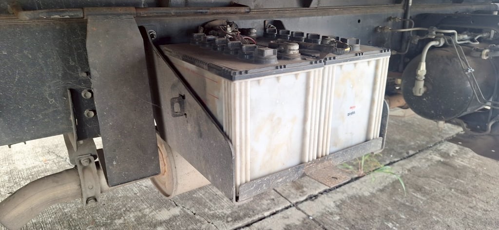 ISUZU FRR 210แรง  6ล้อ ตู้แห้ง ปี23  (90-5479)